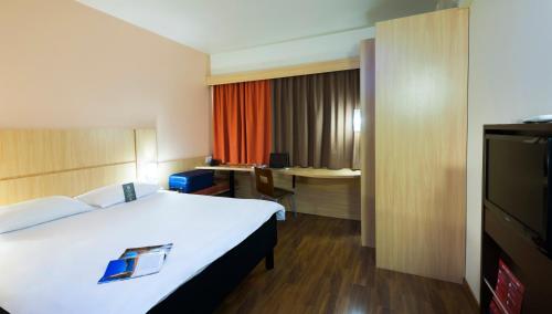 1 double bed, 1 twin bed