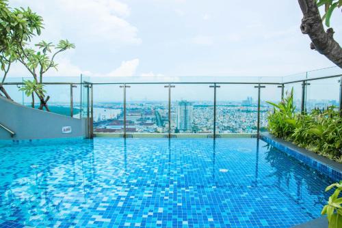 

Infinity Edge Pool - Central