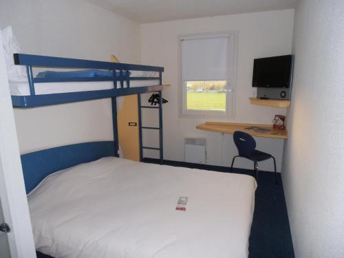 1 double bed, 1 bunk bed