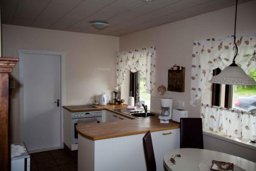 Kitchen, Mjoanes accommodation in Egilstadir