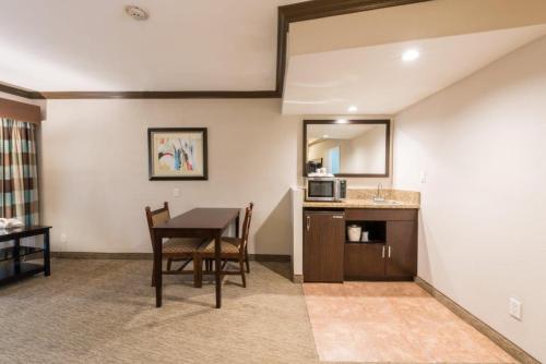 Facilities, Vanllee Hotel & Suites LVGEM in Covina (CA)