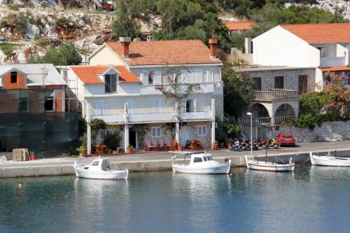 Apartments by the sea Zaklopatica Lastovo - 8357