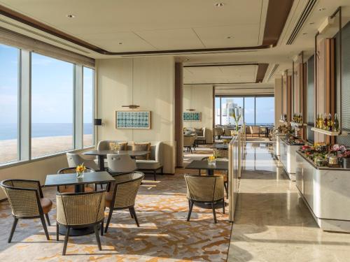 Restaurant, Shangri-La Colombo in Colombo Galle face Green