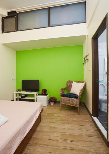 Vanilla Fly Homestay Vanilla Fly Homestay is conveniently located in the popular Jiu Fen area. The property offers a high standard of service and amenities to suit the individual needs of all travelers. Service-minded sta
