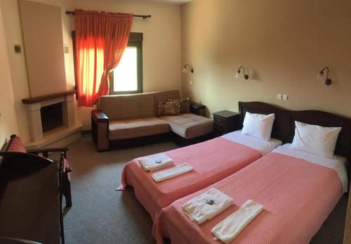 2 twin beds, 1 sofa bed