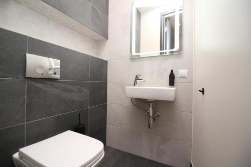 One-Bedroom Apartment B31 image 6