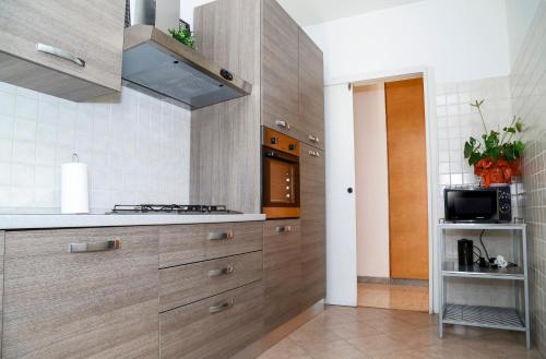 ALL NEW Luxury condo sleeps 6,Balcony,Fibra WIFI, Rom (Foto 6)
