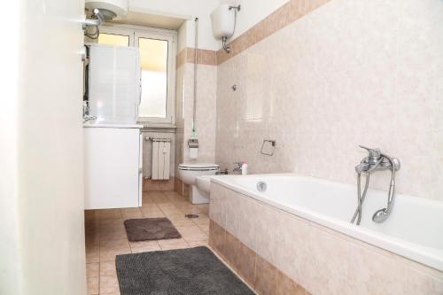 ALL NEW Luxury condo sleeps 6,Balcony,Fibra WIFI, Rom (Foto 9)