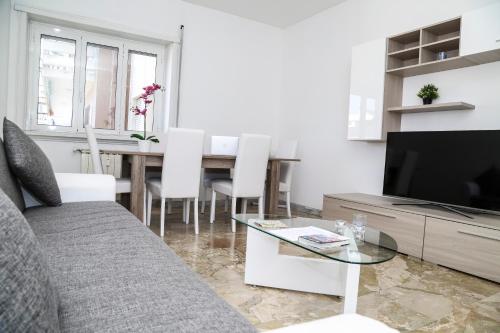 ALL NEW Luxury condo sleeps 6,Balcony,Fibra WIFI, Rom (Foto 3)