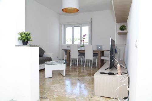 ALL NEW Luxury condo sleeps 6,Balcony,Fibra WIFI, Rom (Foto 4)