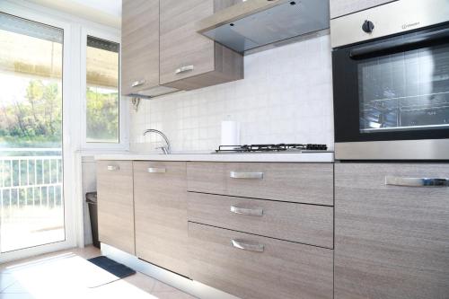 ALL NEW Luxury condo sleeps 6,Balcony,Fibra WIFI, Rom (Foto 7)