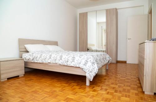 ALL NEW Luxury condo sleeps 6,Balcony,Fibra WIFI, Rom (Foto 10)