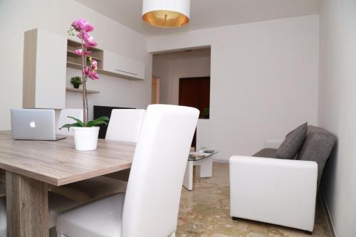 ALL NEW Luxury condo sleeps 6,Balcony,Fibra WIFI, Rom (Foto 5)