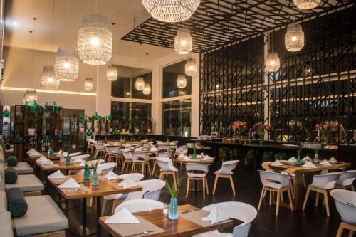 Restaurant, Square Small Luxury in Guadalajara Suburbs