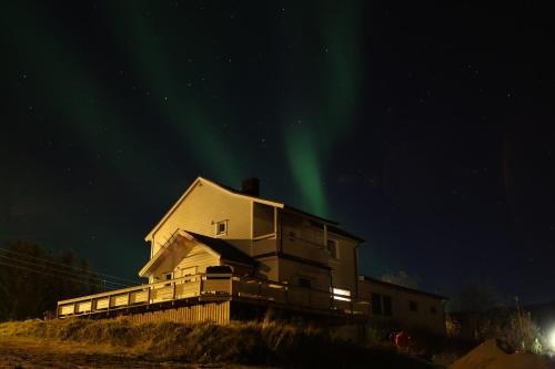 A szálláshely kívülről, Utsikten Feriehus i Bakkeby in Rotsund