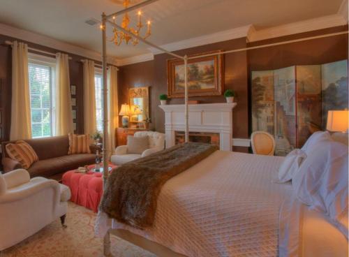 Inn at Court Square – Charlottesville, VA