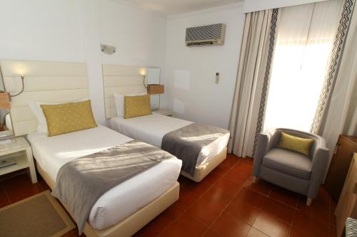 Standard Twin Room image 7