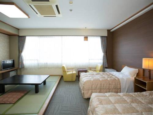 Ikaho Grand Hotel Stop at Ikaho Grand Hotel to discover the wonders of Shibukawa. Both business travelers and tourists can enjoy the propertys facilities and services. Service-minded staff will welcome and guide you a