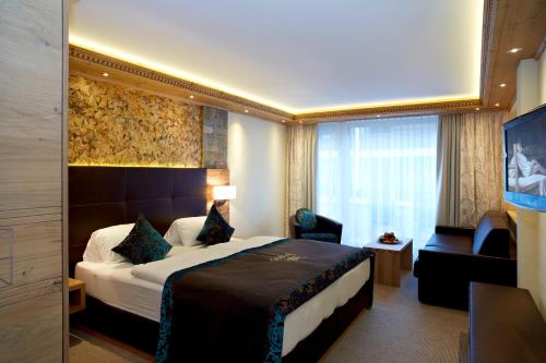 1 king bed, 1 sofa bed
