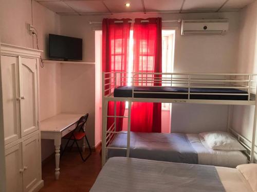 1 double bed, 2 bunk beds