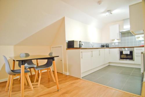 Room and Roof Southampton Serviced Apartments - Photo 6 of 29