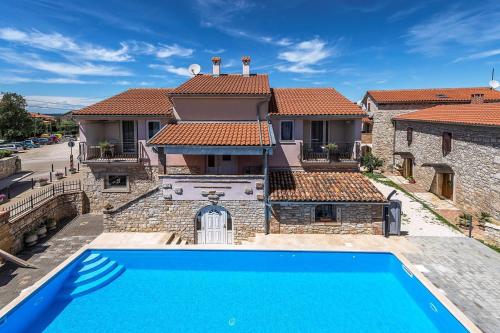 Apartment with Pool View