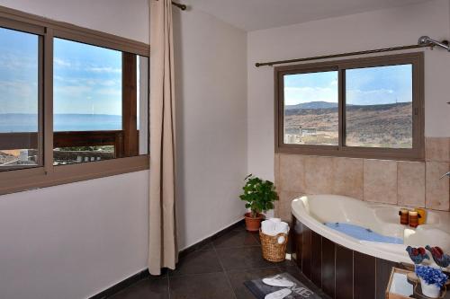 Hot tub, Zug Yonim in Livnim