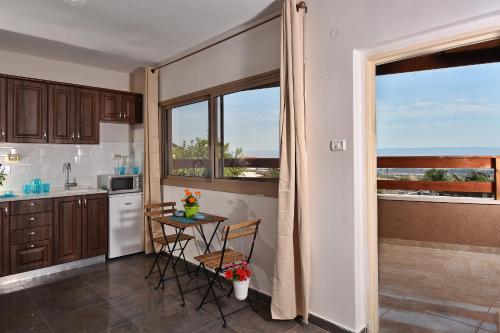 Kitchen, Zug Yonim in Livnim