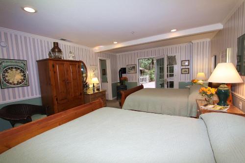 Deluxe Queen Room with Two Queen Beds (Sage)