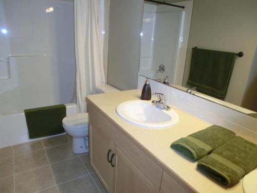 Banff Free Night Ski Getaway! Beautiful Canmore - 2 Bedroom Condo! Walk to Town! Year Round Outdoor 
