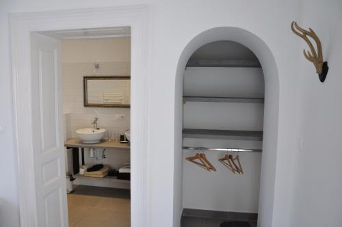 2 twin beds, 1 sofa bed