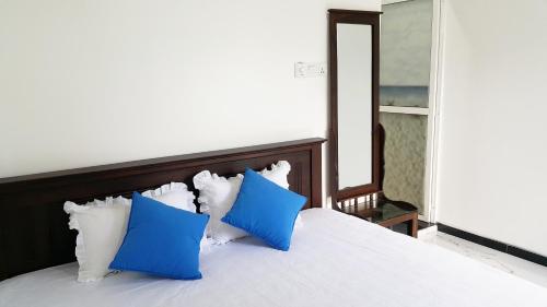 Deluxe Double Room with Balcony image 9