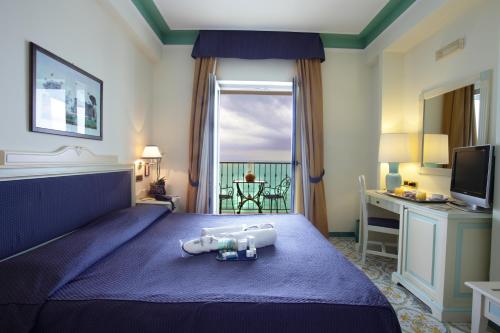 Lloyd's Baia Hotel - image 2
