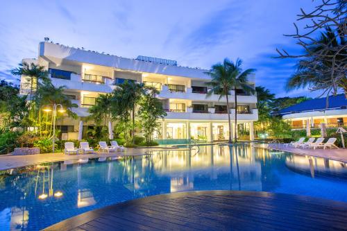 Swimming pool, Novotel Rayong Rim Pae Resort near Wang Kaeo Park