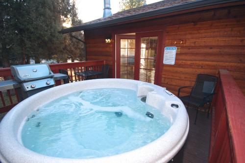 One-Bedroom Cottage with Hot Tub and River View