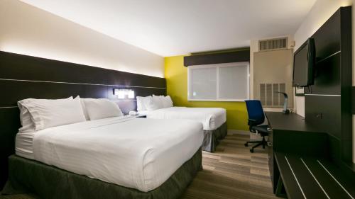 Holiday Inn Express Hotel & Suites Everett an IHG Hotel - image 2