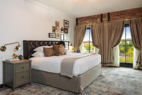 فندق ذا تشارمانت (The Charmant Hotel) in La Crosse City Center