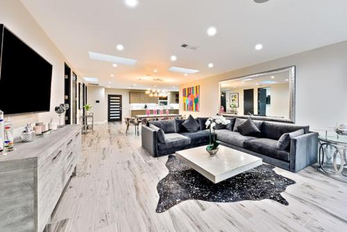 Private Modern Mansion Heated Pool & Jacuzzi - image 4