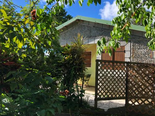 Les Nids de Belle Eau bungalow avec jacuzzi in Capesterre-Belle-Eau