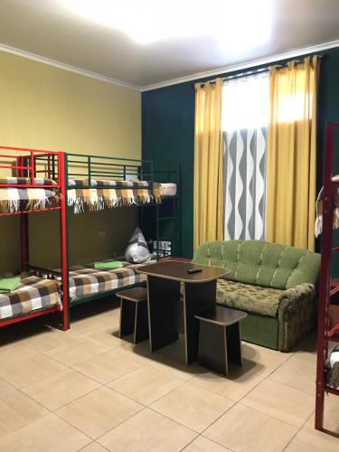 Кровать в общем 8-местном номере. Этно хостел. Хостел горно-алтайск. Хостелы во владивостоке. Строителей 2/1 этно хостел горно алтайск.