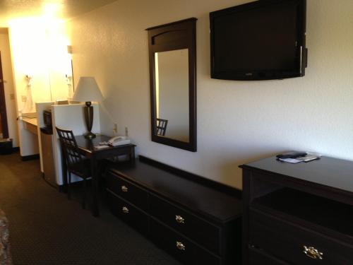 Howard Johnson by Wyndham Lubbock TX