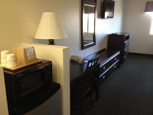 Howard Johnson by Wyndham Lubbock TX