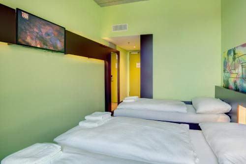 2 twin beds, 1 sofa bed