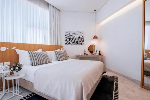 1 queen bed, 1 sofa bed