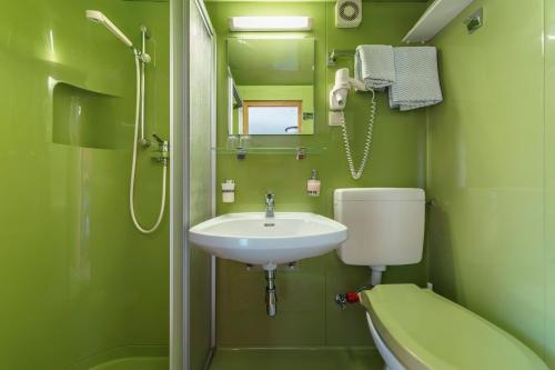 2 bedrooms, 3 beds