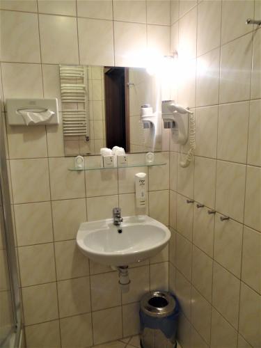 Grot Hotel - image 3
