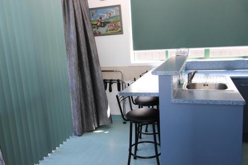 Greenmeadows on Gloucester Located in Greenmeadows, Greenmeadows on Gloucester is a perfect starting point from which to explore Napier. The property has everything you need for a comfortable stay. Service-minded staff will wel