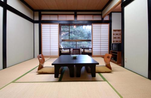 Kitaharasou Located in Nanto, Kitaharasou is a perfect starting point from which to explore Takaoka. Both business travelers and tourists can enjoy the propertys facilities and services. Service-minded staff wil