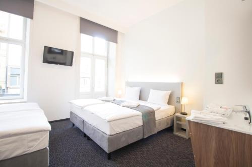 Quadruple Room with Balcony image 8