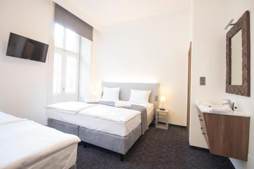 Quadruple Room with Balcony image 5